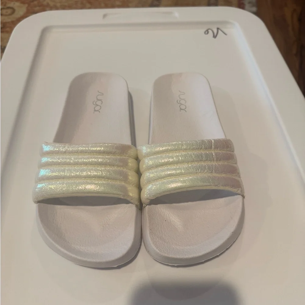 New Sugar Girls White Iridescent Slide Sandals Beach Vacation Resortwear‎ Summer